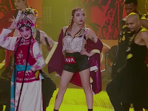 vava《我的新衣》:女王的新衣，耀眼的星星 来自综艺大赏 - 微博